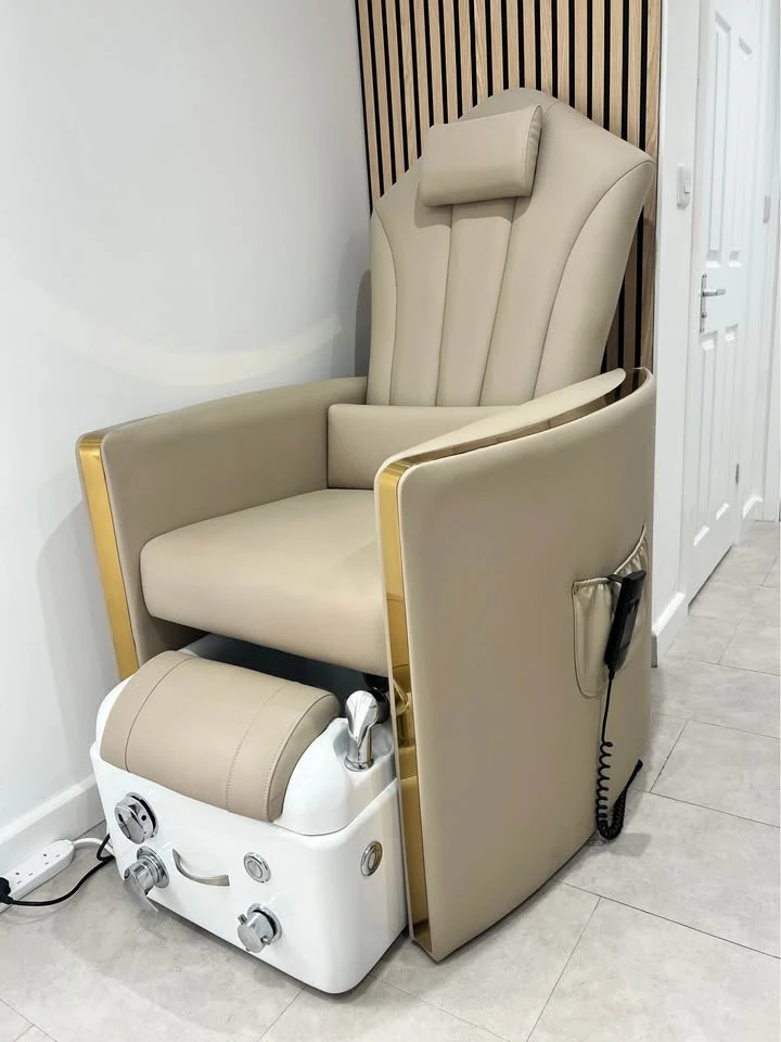 RETRACTABLE SPA CHAIR studio view 2